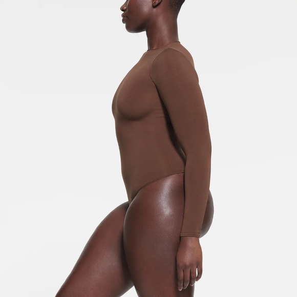 Skims- Essential Crewneck Neck Long Sleeve Bodysuit - Picture 3 of 7